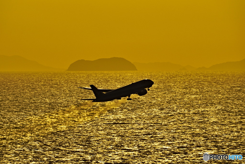 荒れ気味の空へ