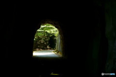 トンネルを抜ければ