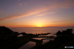 島影に沈みゆく夕日