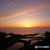 島影に沈みゆく夕日