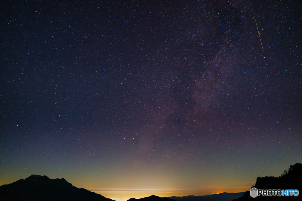 夜明け前の街明へ(流星)