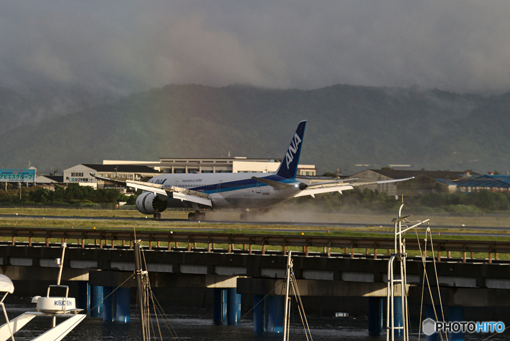 薄っすらと虹をバックに