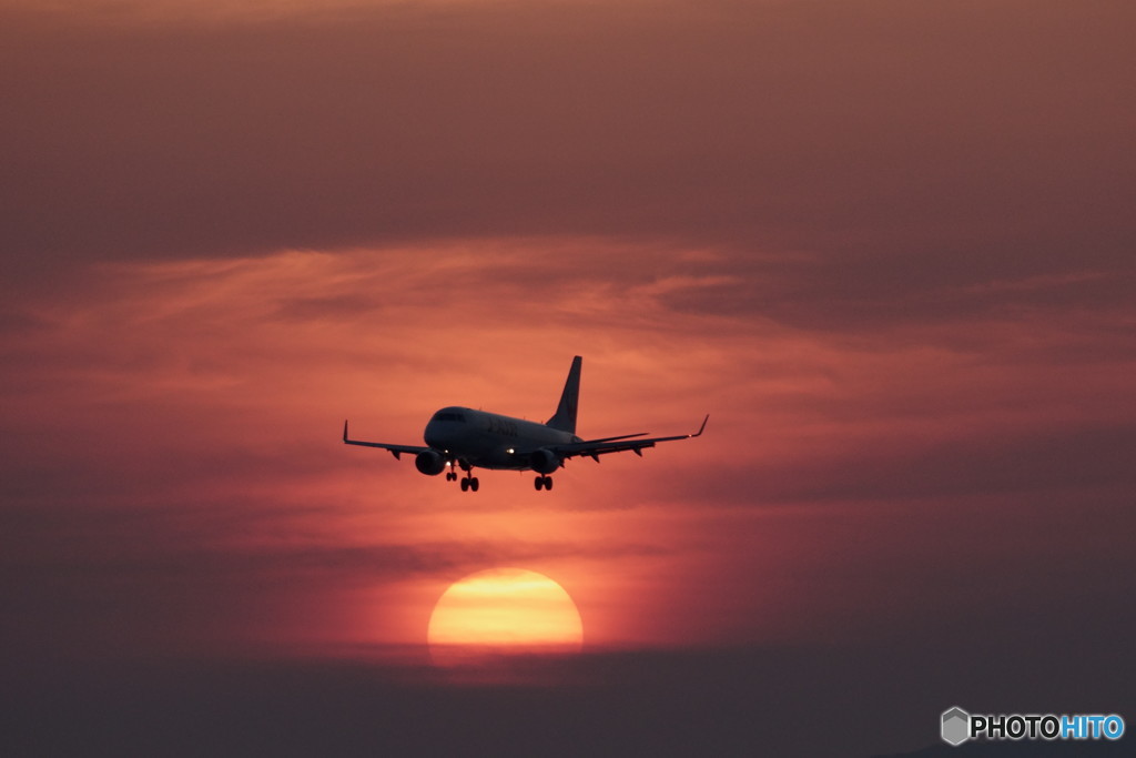 夕景に浮かび上がる機体