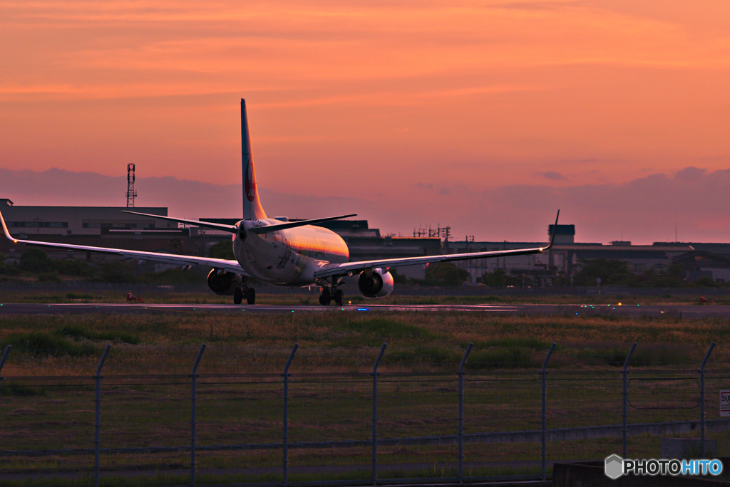 夕景色に染まる機体