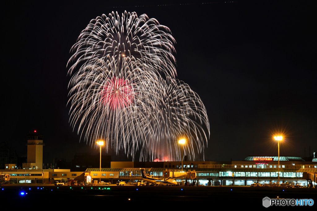 松山空港と花火