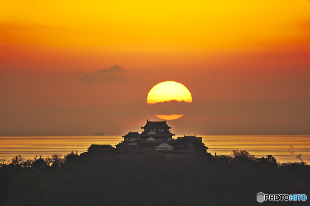 松山城に落ちる夕陽