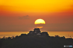 松山城に落ちる夕陽