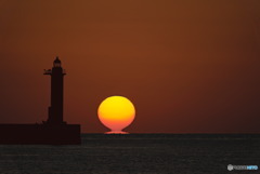 夕陽写す灯台