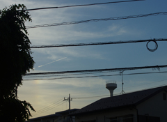 給水塔と飛行機雲