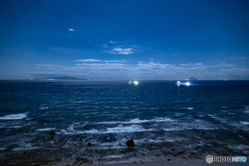 夜の海原に浮かぶ伊豆七島