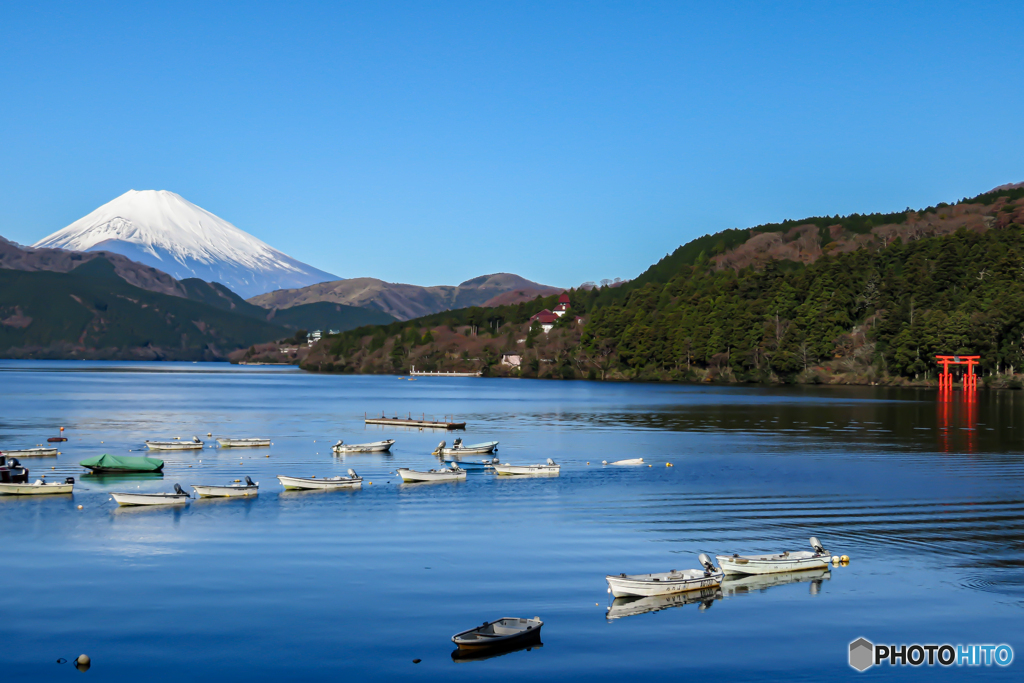 快晴の芦ノ湖と富士山