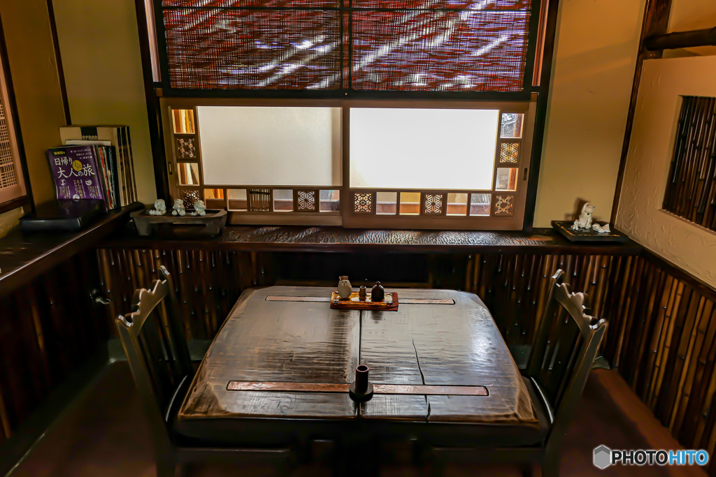 蕎麦屋のテーブル