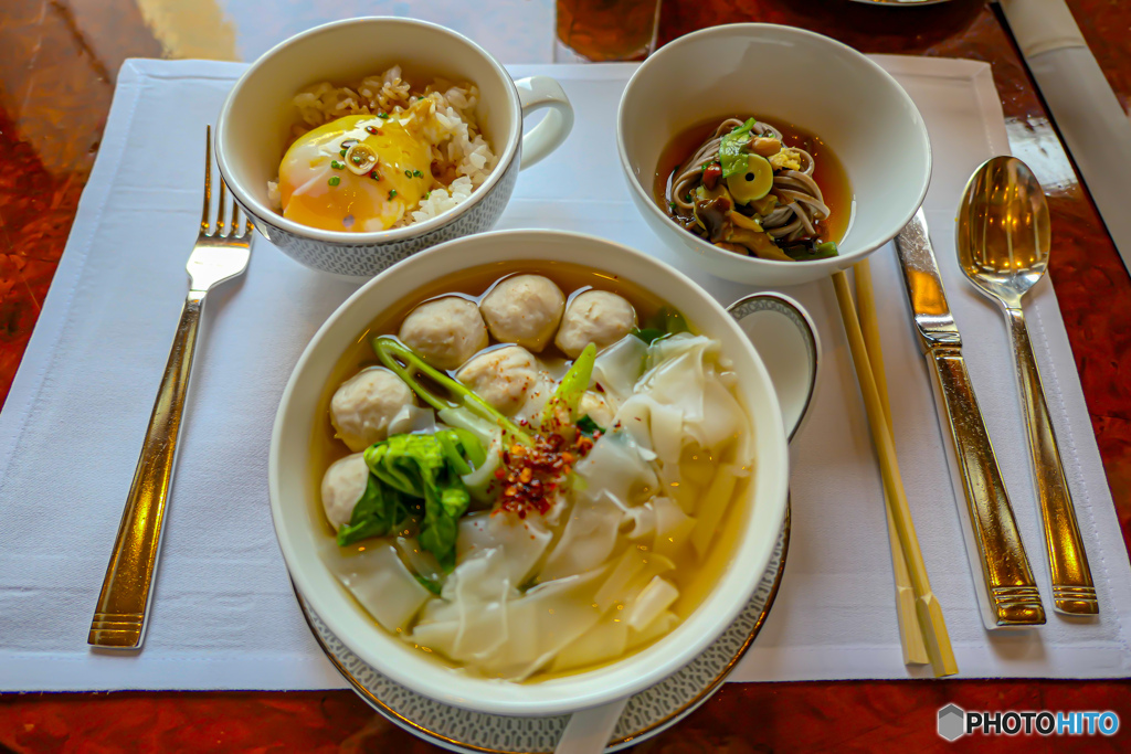 スコータイホテルで卵かけご飯と山菜そば