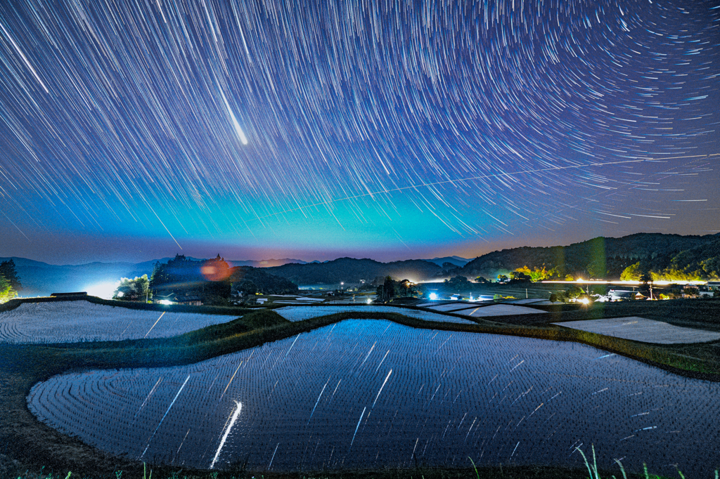 棚田と星空軌跡