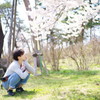 桜見る女性