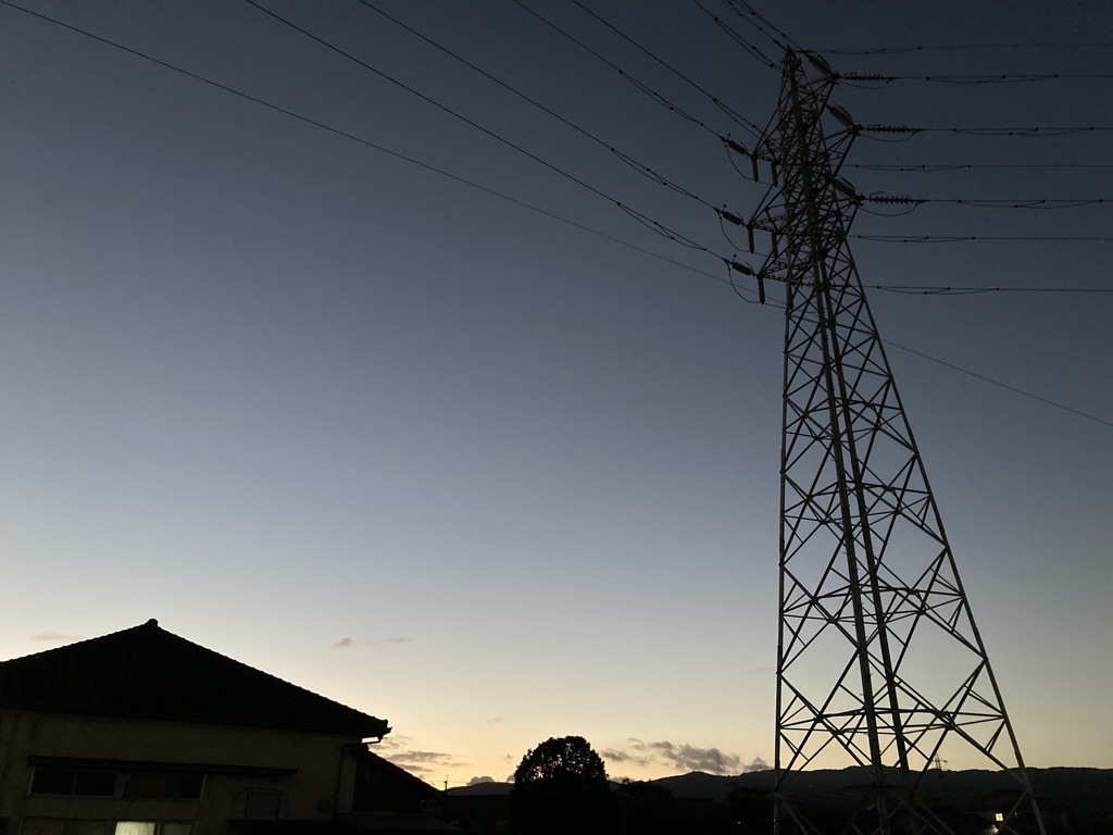 秋気配の夕暮れの鉄塔