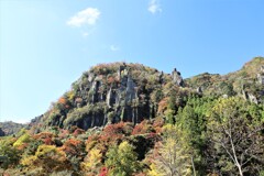 切り立つ岩々