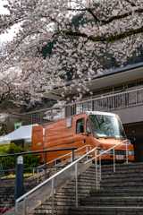 オレンジの車