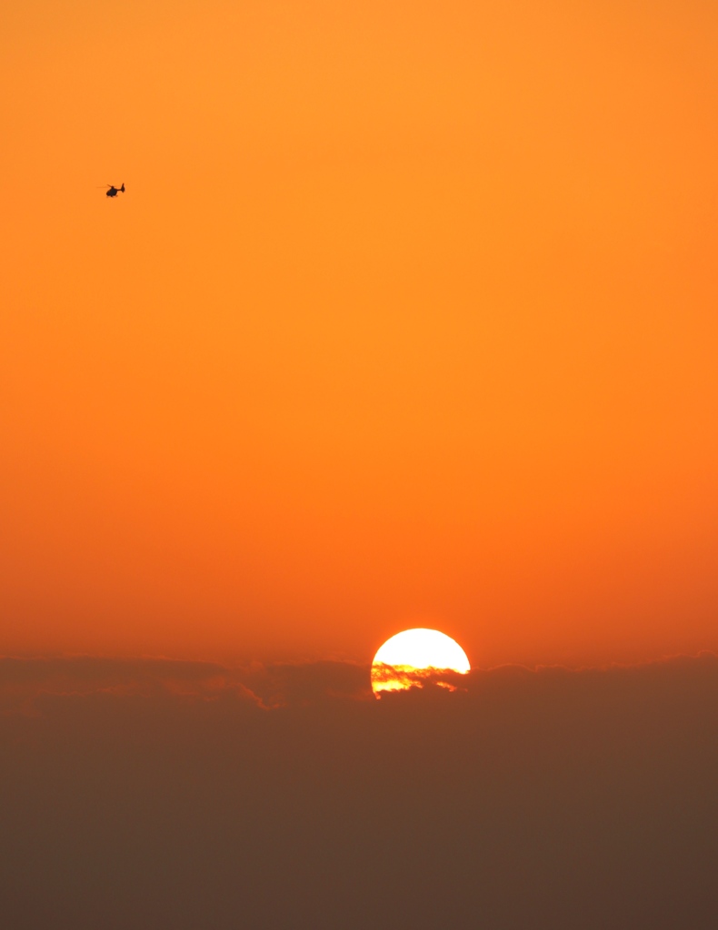 夕陽とヘリコプター