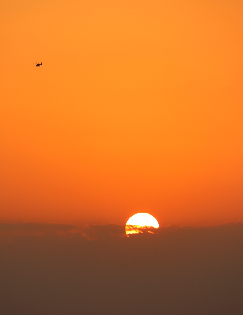 夕陽とヘリコプター
