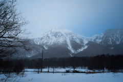 小雪舞う焼岳