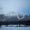 小雪舞う焼岳