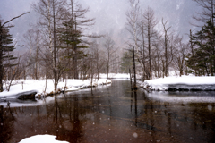 小雪舞う梓川