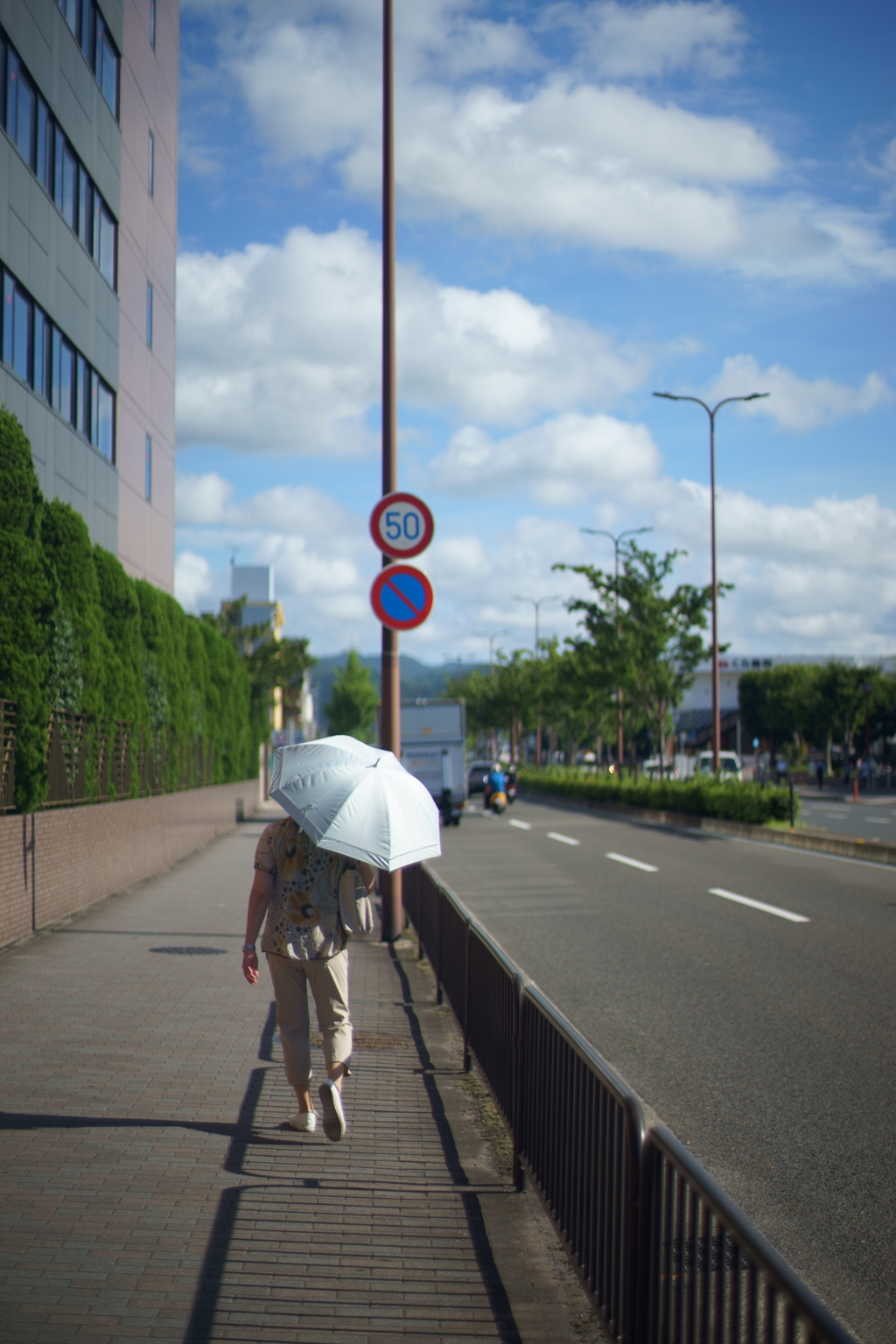 日傘をさす女性