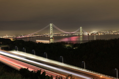明石海峡大橋と高速道路の光跡
