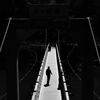 橋の上の影