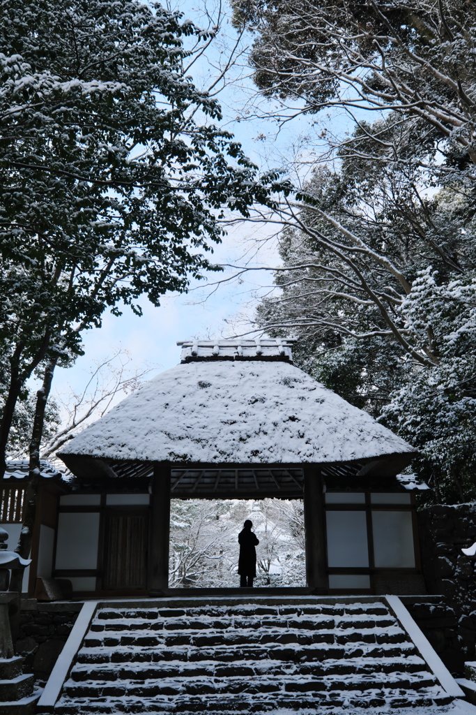 雪景色と人の影