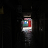路地の向こうの赤い扉