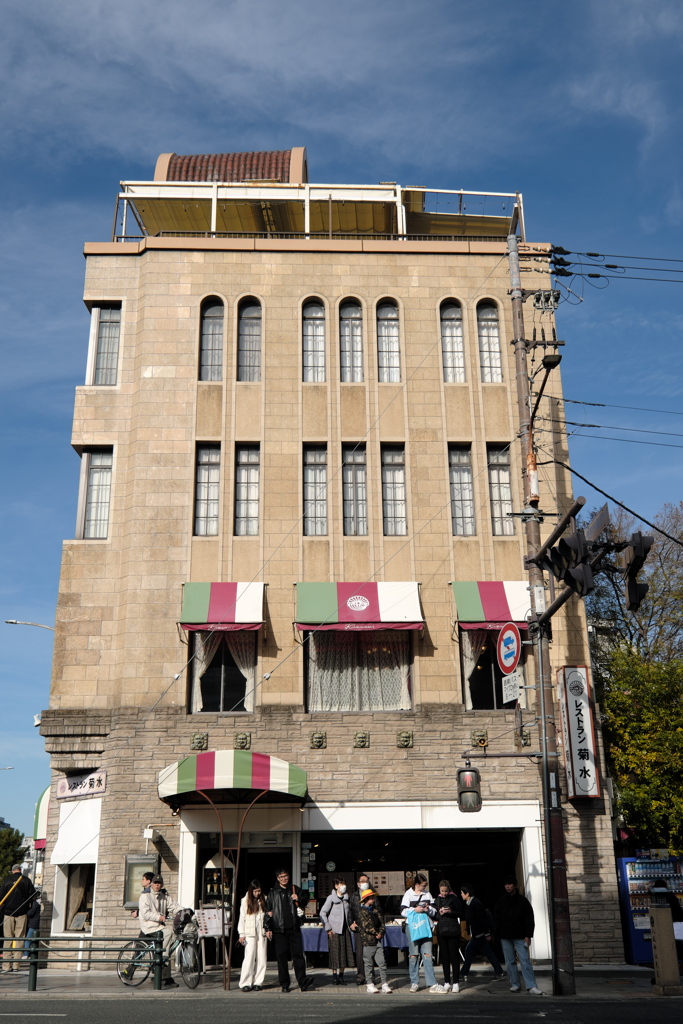 信号を待つ人々