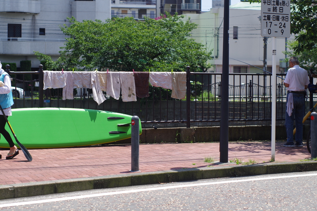 川沿い散歩　釣り人