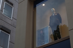 見下す（偉そうに）