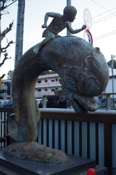 イルカに乗った少年　たぶん