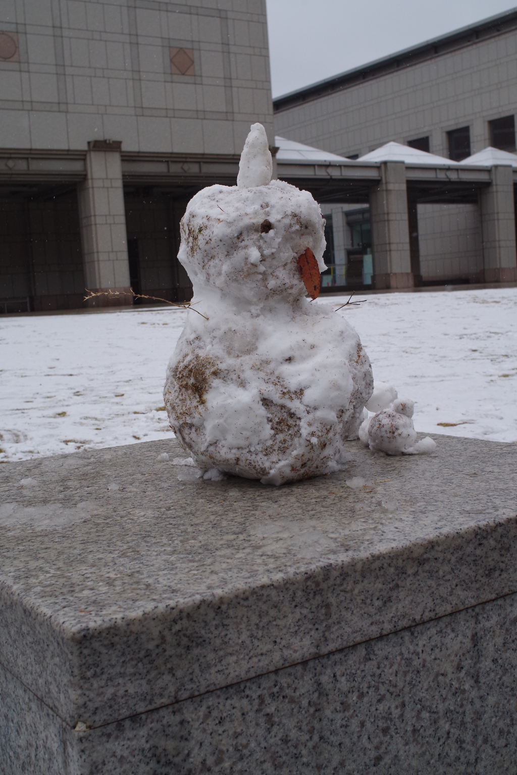 都会の雪だるまはこんな感じ