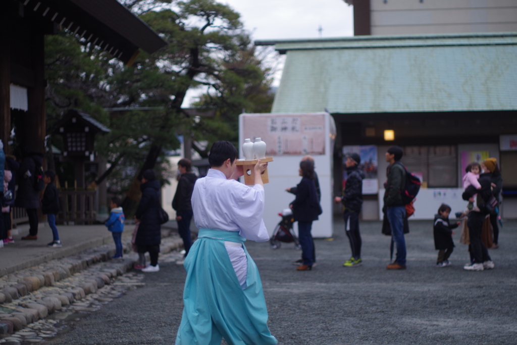 恭しく