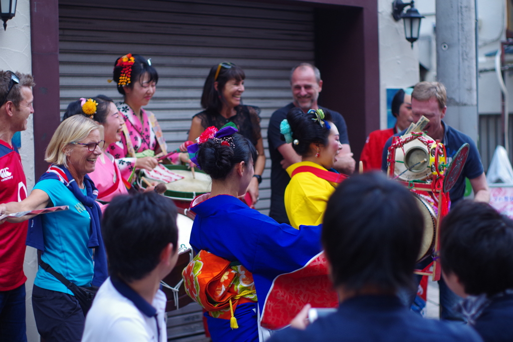 国際親善　飲めや踊れや⁉