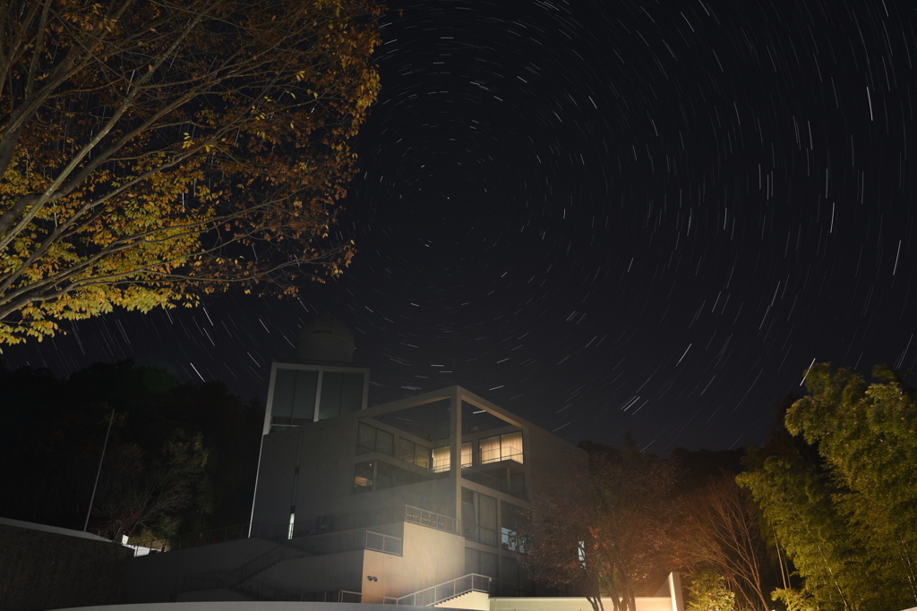 星の子館と星。