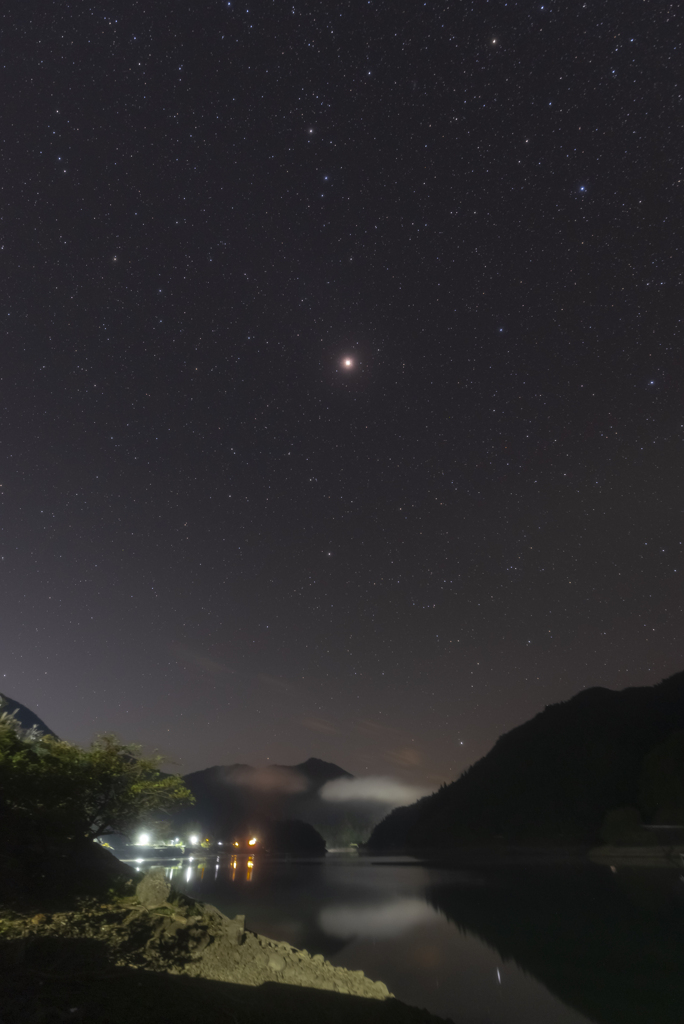 星と湖。