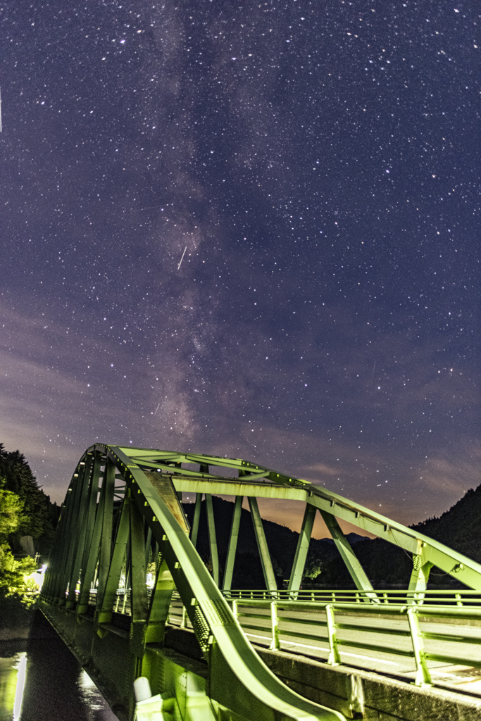 橋に架かる川。