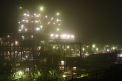 霧の工場夜景。
