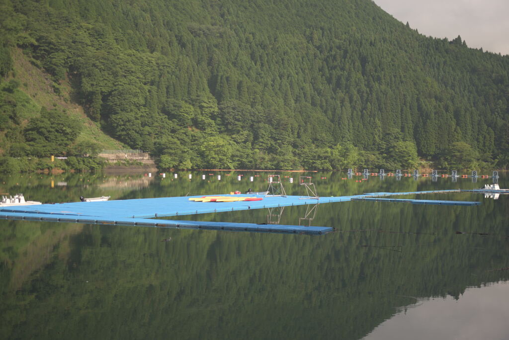 湖畔。