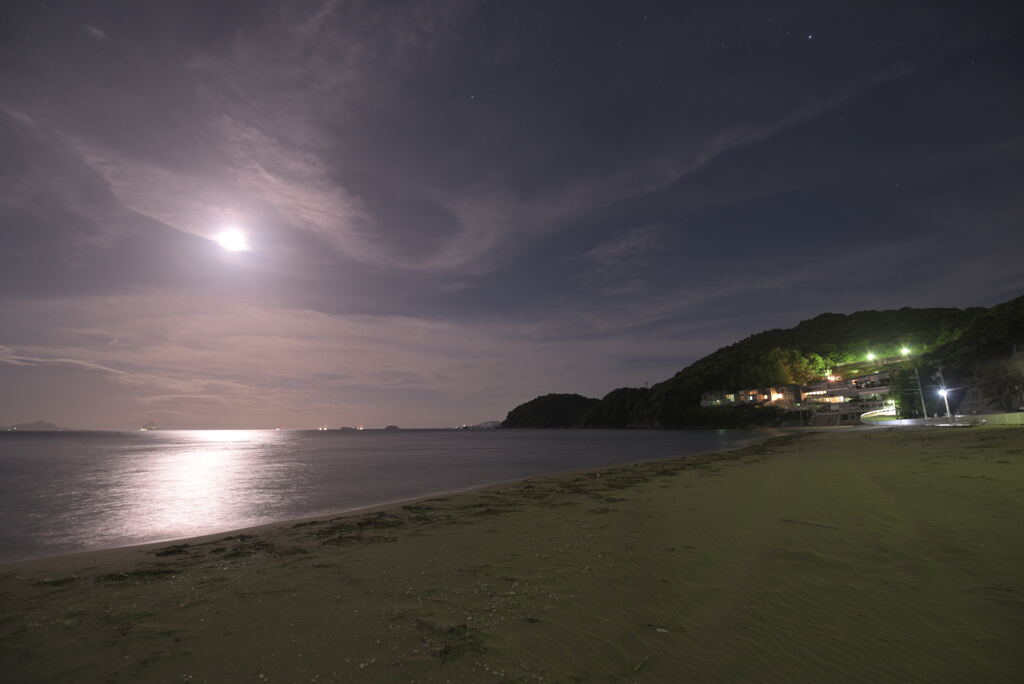 月夜とリゾートホテル。