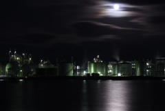 月夜と工場夜景。