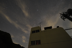 銀山湖ダム施設と星と雲