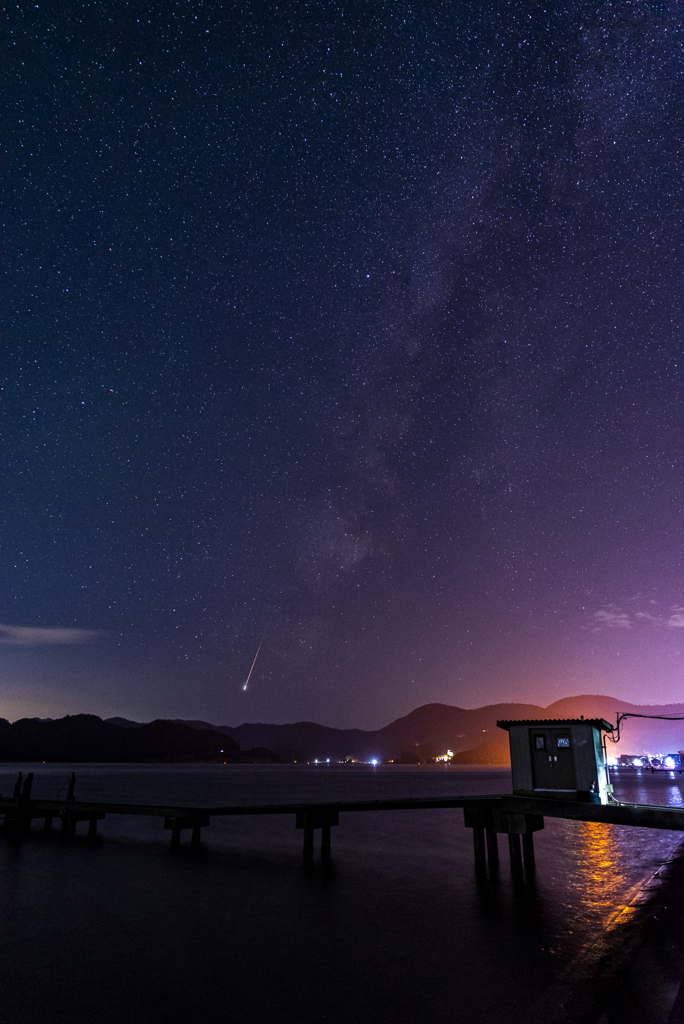 桟橋と流れ星と天の川。