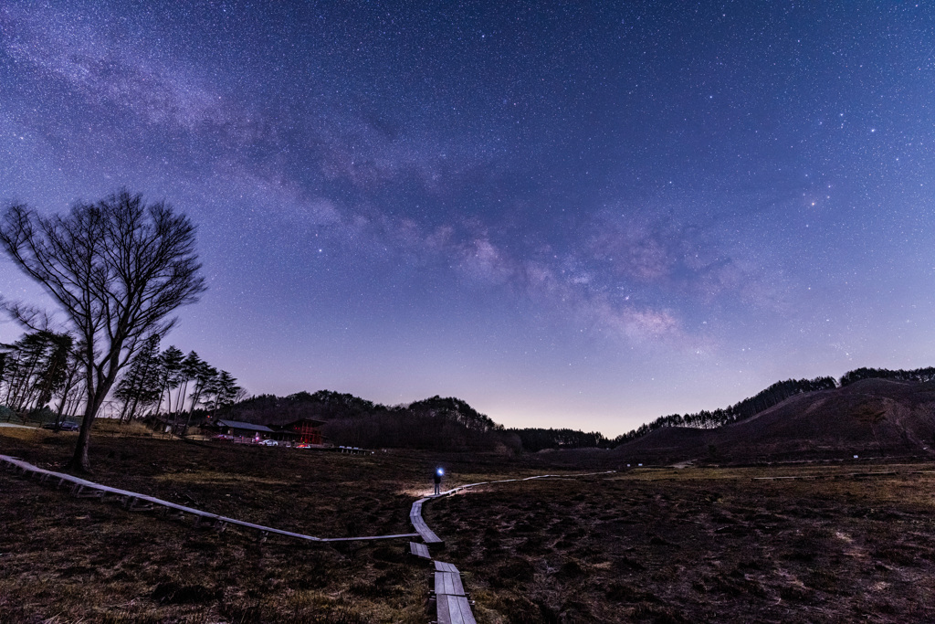 高原と星。