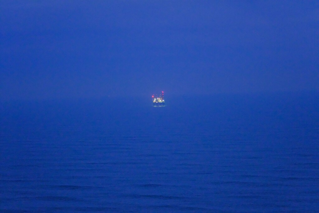 夜海の漁船